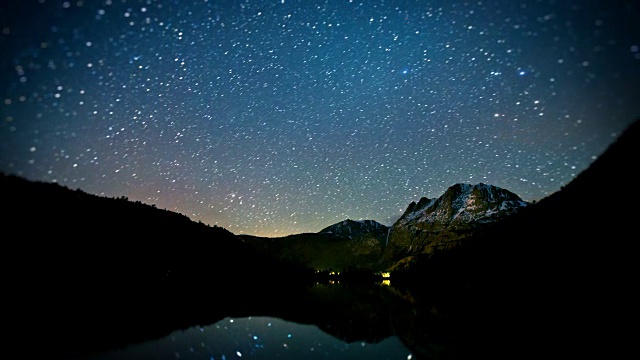 星星湖夜晚天空延時視頻素材