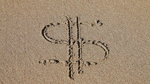 在沙滩上签名“美元”视频下载
