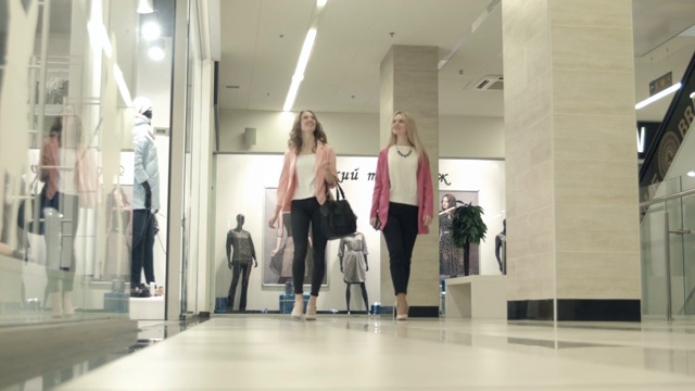 女孩们走在购物中心里，走进商店视频下载