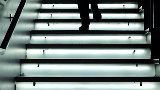 人们从楼梯上走下来:LED灯，玻璃，现代建筑视频下载