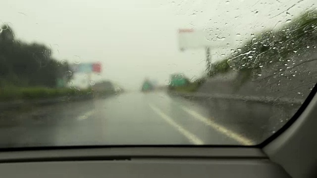 在高速公路上开车视频下载