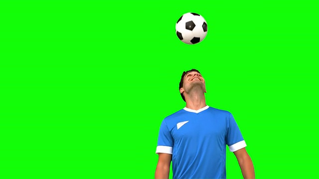 一名男子在绿色屏幕上用头玩弄足球视频素材