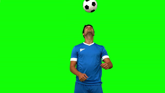 一名男子在绿色屏幕上用头玩弄足球视频素材