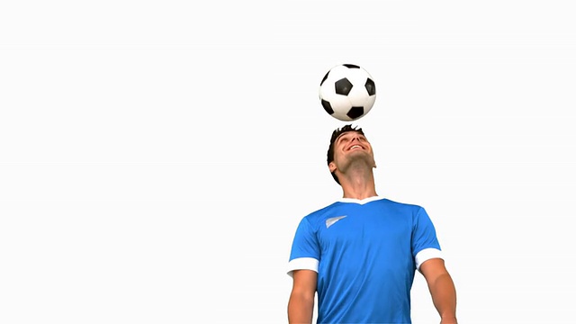 一个人用他的头玩足球视频素材
