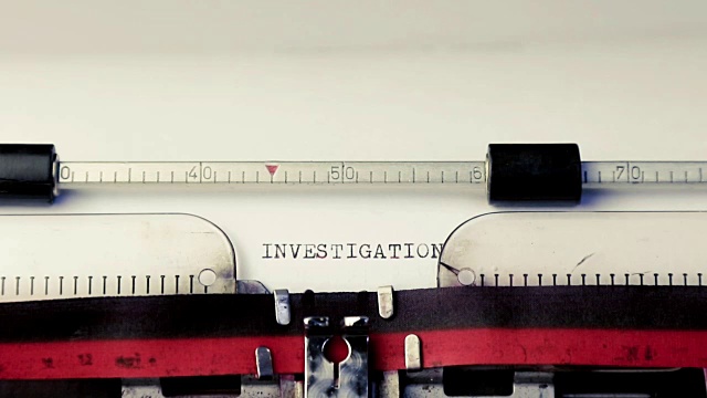 “调查”这个词写在一台旧打字机上视频素材