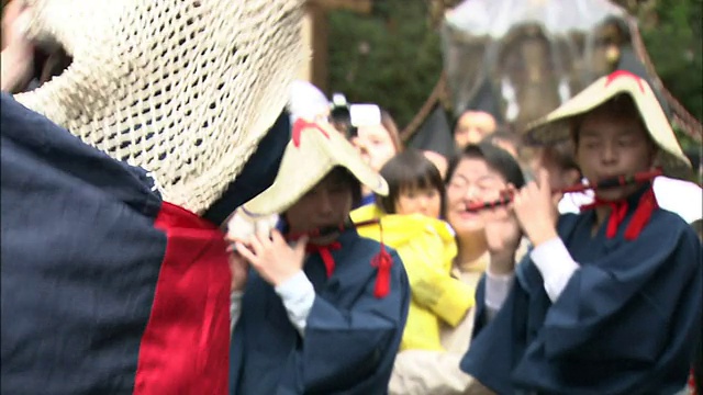在日本高冈的一场狮子游行中，音乐家们在演奏长笛，表演者们在跳舞。视频下载