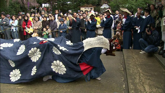 在日本高冈，表演者在狮子游行中跳舞。视频下载