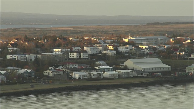 冰岛雷克雅未克的房屋和建筑物沿着海岸排列。视频素材