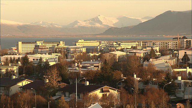 冰岛的雷克雅未克市坐落在雪山脚下。视频素材