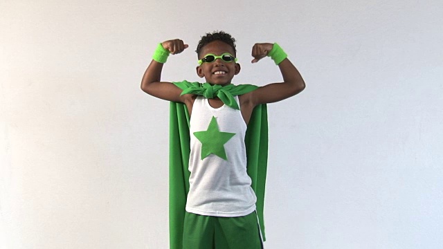 穿着绿色披肩微笑的非裔美国超级英雄视频下载