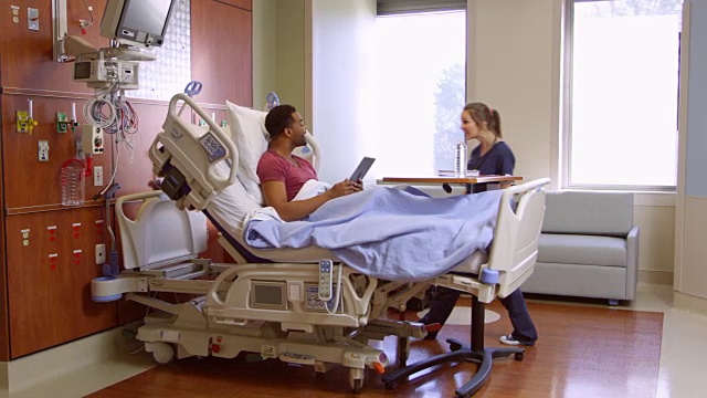 护士在病床上用R3D与男性病人交谈视频素材