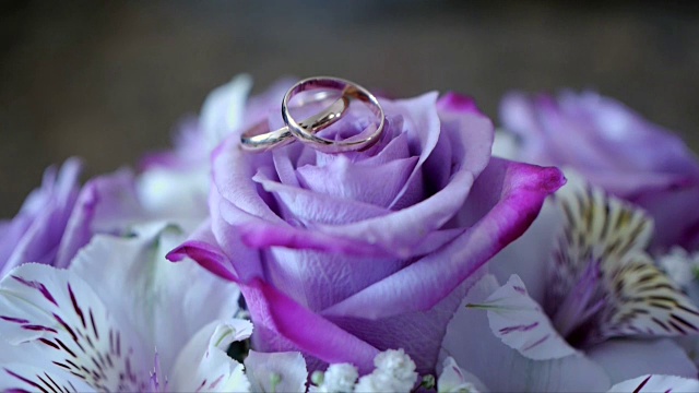 温柔的新娘花束俯视图。新娘的花束视频下载