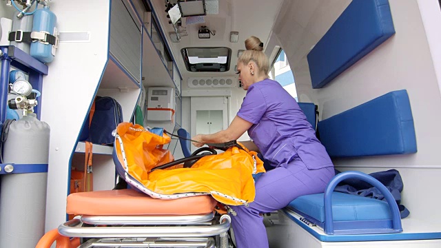 在伤病现场工作的紧急医疗服务女性辅助医务人员视频下载