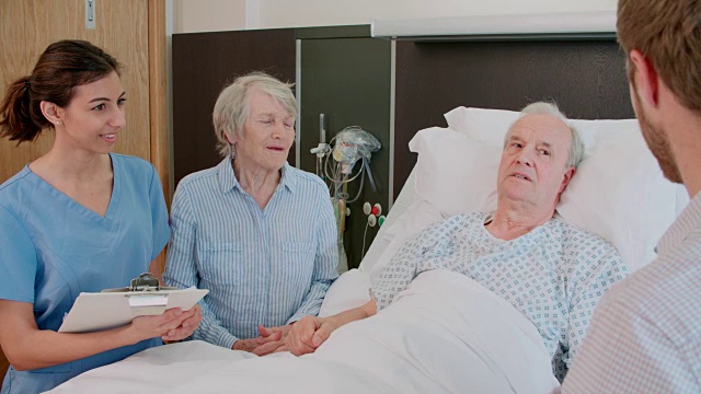 医生与住院的老年男性病人和妻子交谈视频素材