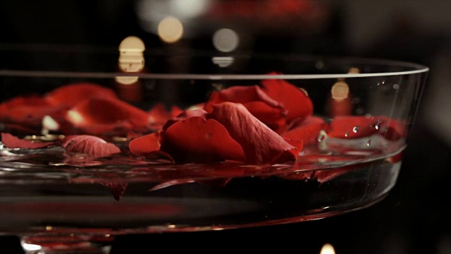红玫瑰花瓣，水和蜡烛视频下载