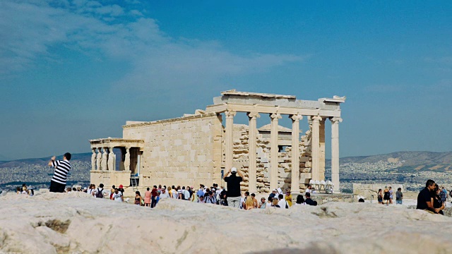 游客们在一座古希腊神庙前聊天、漫步视频下载