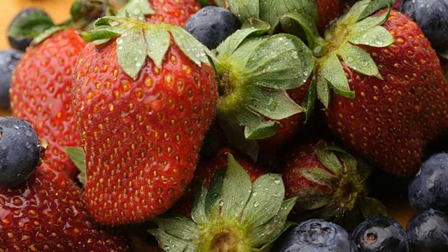 水果健康新鲜天然草莓和浆果视频素材