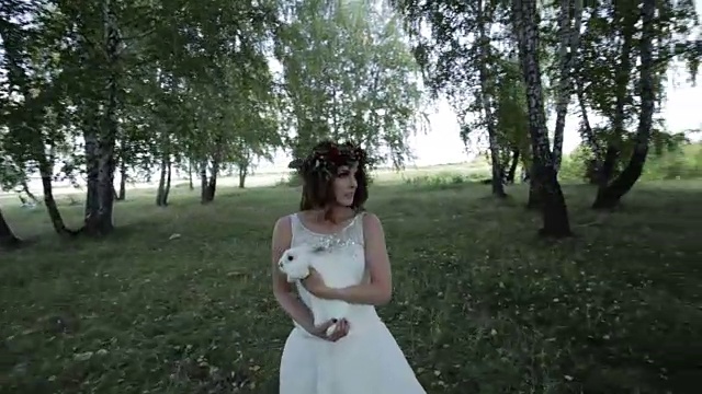 新娘在森林里抱着一只兔子视频素材