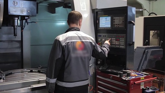 男工程师在工厂操作数控机械视频下载