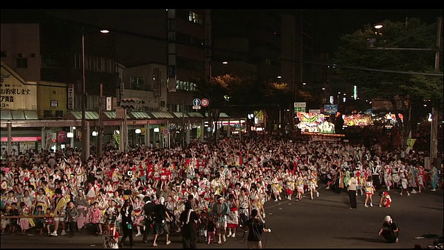 Nebuta节期间，Haneto舞者在大街上游行视频素材