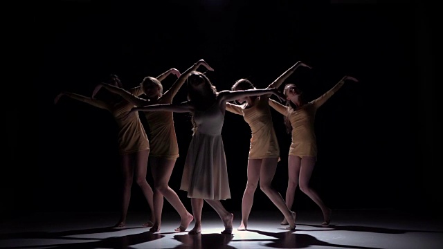 五个美丽的姑娘跳着现代舞，黑影，慢动作视频下载