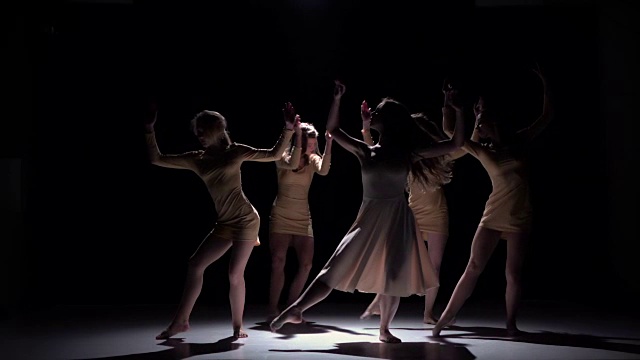 优雅的现代舞五舞者穿着白色的衣服，在黑色的影子，慢动作视频下载