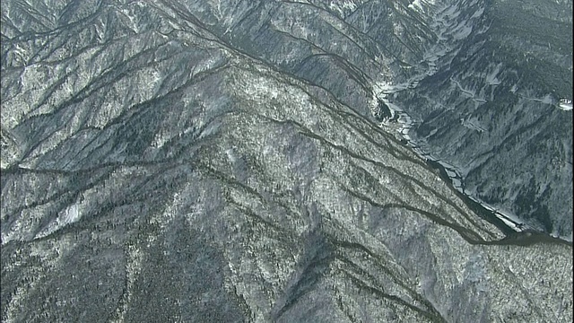 一场雪覆盖了田山山脉视频素材