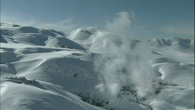 在tatateyama山脉的山中，白色的羽状物从被雪覆盖的火山口升起视频素材
