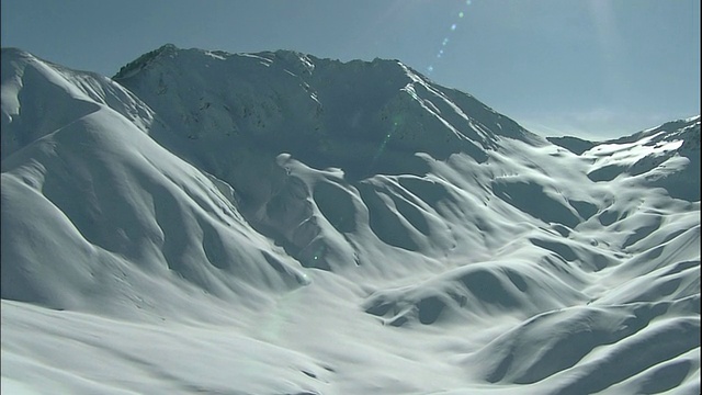 在tatateyama山脉被雪覆盖的山脊上继续前进视频素材