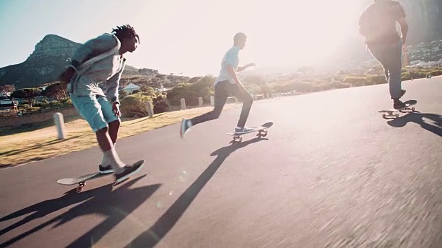 多民族滑板者在海街滑板視頻素材