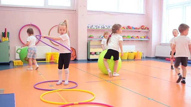 小女孩们在幼儿园和其他孩子一起蹦蹦跳跳视频下载