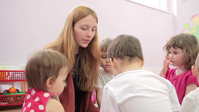 故事时间——小学老师给一群孩子读故事视频下载