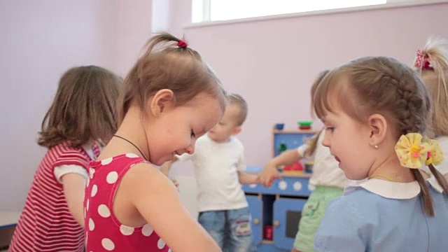 孩子们在幼儿园里跑来跑去，跳舞，欢声笑语视频下载