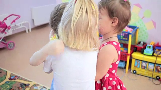 孩子们在幼儿园拥抱视频下载