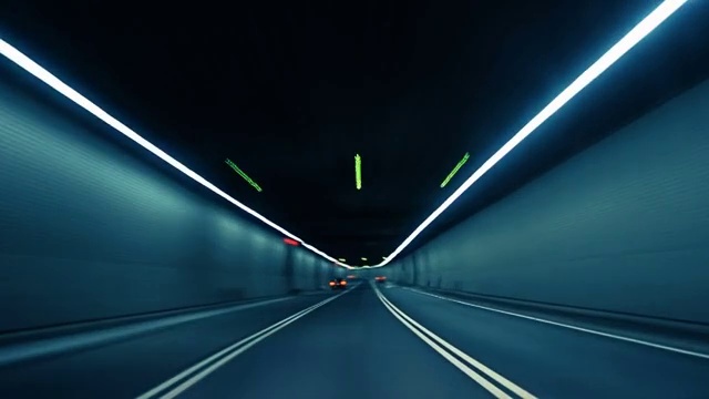 在高速公路上的一個隧道里，汽車行車記錄儀的時間流逝視頻素材