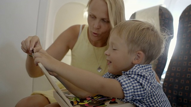妈妈和儿子在飞机上玩游戏视频下载
