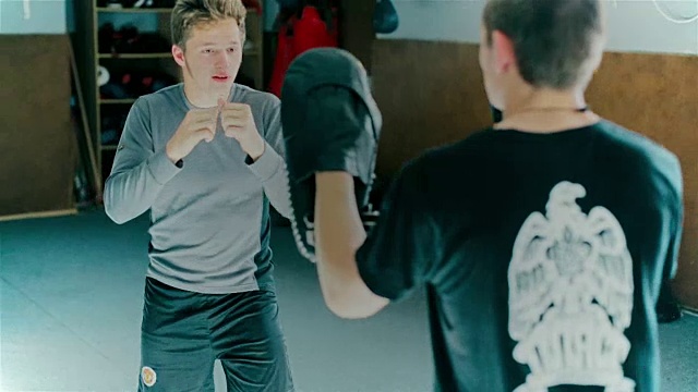 两个年轻人在练拳击视频下载