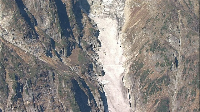 科马多常年积雪覆盖了鹤木山上的两条峡谷。视频素材