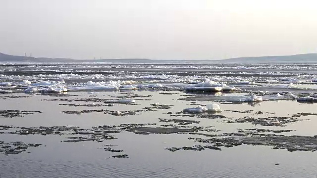 冰在河上漂流。春天，河面上浮冰视频下载