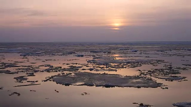 延时的日落。河上浮冰。春天冰浮在水面上视频下载