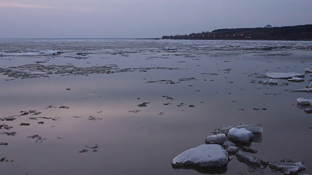 时光流逝的黄昏河上浮冰。春天，河面上浮冰视频下载