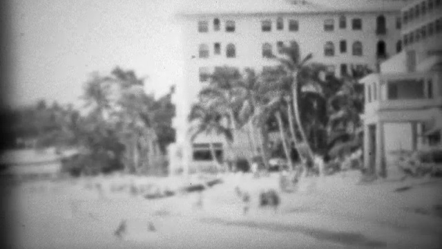 1953年:历史悠久的莫阿纳冲浪海滩酒店与游客嬉戏。视频下载