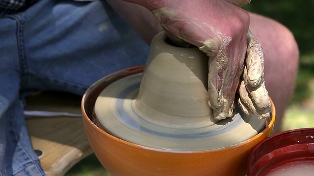 手在陶轮上工作，近处复古风格色调视频素材