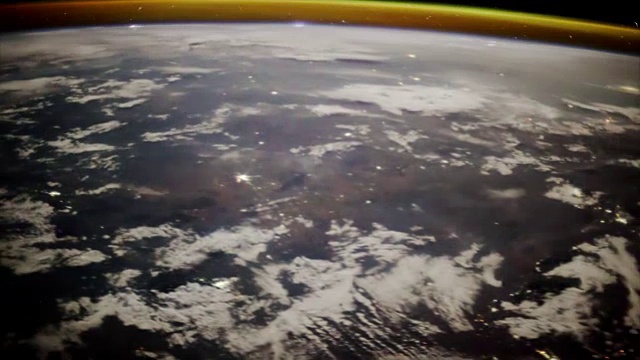 从国际空间站ISS上看到的夜晚的地球。这段视频由美国宇航局提供视频素材