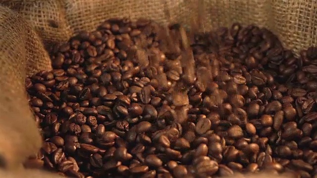 两段咖啡豆坠落的慢动作视频视频下载