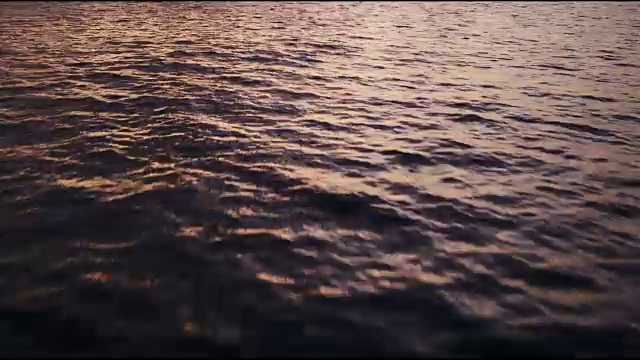 鸟瞰图飞越海洋进入惊人的日落视频下载
