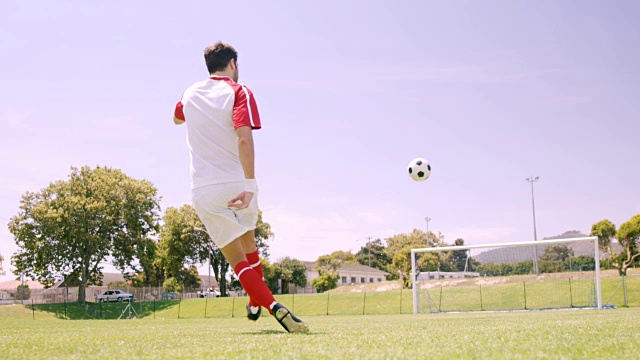 足球运动员在踢球视频素材