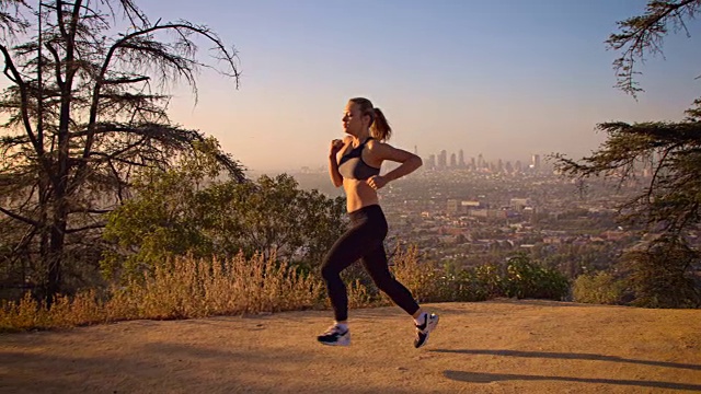 健身女人慢跑洛杉矶慢动作视频下载