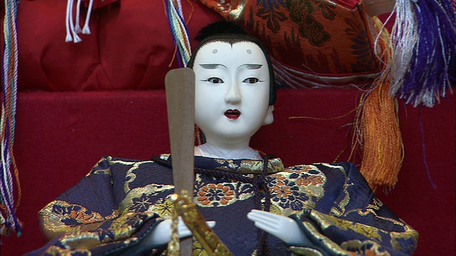 日本河野市的巨型玩偶节展示天皇玩偶。视频素材