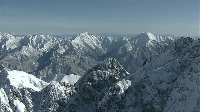 雪覆盖了日本的喜塔阿尔卑斯和田山山崎岖的山峰。视频素材